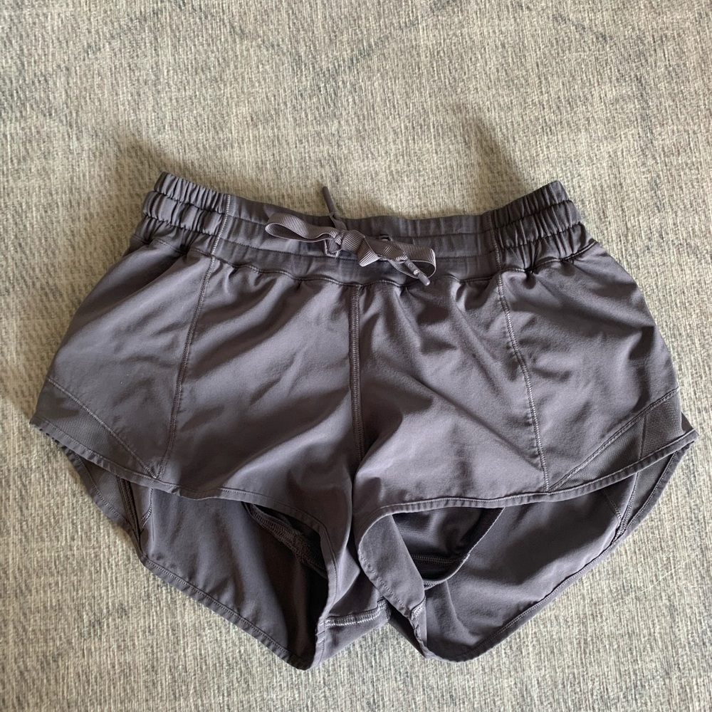 LULULEMON HOTTY HOT 2.5” SIZE 6 MAUVE PURPLE